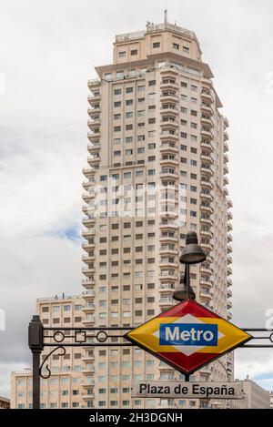 Entrée au métro Plaza de España avec gratte-ciel en arrière-plan Banque D'Images