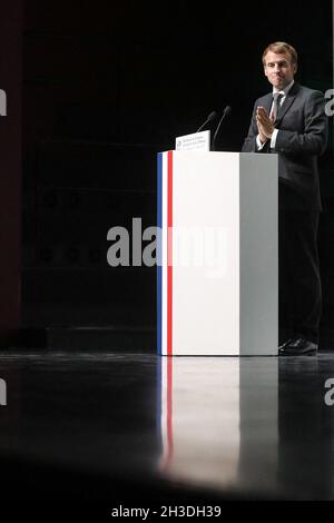 Le président de la République française Emmanuel Macron lors de la sélection organisée pour la restitution de 26 œuvres des propulseurs royaux d'Abomey à la République du Bénin, au Musée du Quai Branly-Jacques Chirac, Paris, le 27 octobre 2021.Le Président de la République française Emmanuel Macron lors de la cérémonie organisée pour le retour de 26 œuvres des trésors royaux d'Abomey à la République du Bénin, en présence de Roselyne Bachelot-Narquin, Ministre de la Culture, au Musée Quai Branly, Jacques Chirac, Paris, le 27 octobre 2021.Photo de Stephane Lemouton/Pool/ABACAPRESS.COM Banque D'Images