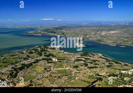 FRANCE. AUDE (11) ÉTANG VU DE CAP LEUCATE. A DROITE, VILLAGE DE FITOU SOUS EOLIAN SUR CORBIÈRES (VUE AÉRIENNE) Banque D'Images