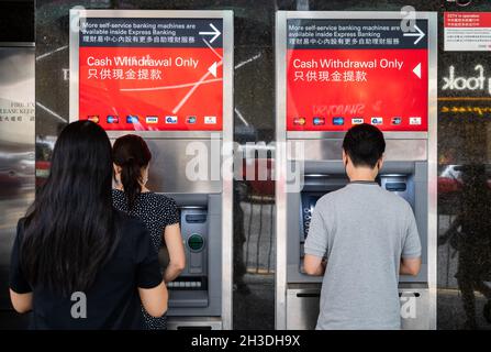 Hong Kong, Chine.06e octobre 2021.Le client est vu retirer de l'argent des distributeurs automatiques bancaires HSBC de la banque multinationale britannique à Hong Kong.Crédit : SOPA Images Limited/Alamy Live News Banque D'Images