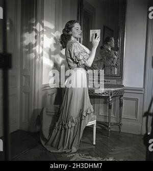 Viveca Lindfors.Actrice américano-suédoise.1920-1995.Elle se regarde dans deux miroirs pour voir comment elle regarde de côté.Suède 1944.Kristoffersson. Réf. K111-1 Banque D'Images