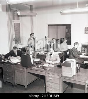 Bureau dans les années 1940.Une chambre de personnes qui font de leur mieux pour essayer de regarder occupé.Parler au téléphone ou au bureau.Photo prise dans les bureaux de la poste suédoise à Stockholm.Suède 1949 Kristoffersson ref AR48-6 Banque D'Images