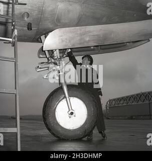 Avions dans les années 1940.Un membre de l'équipage est très probablement le commandant de bord ou un membre similaire qui vérifie le train d'atterrissage de l'avion alors que l'avion est debout au sol.Suède 1946. REF Kristoffersson X127-5 Banque D'Images