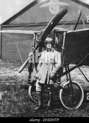 Elsa Teresia Andersson né le 27 1897 avril, mort le 22 1922 janvier était un pilote et aviateur suédois piooner et la première femme suédoise à obtenir un permis de vol.Elle a également été l'une des premières pulls en parachute suédois.Sur son cinquième saut, elle est morte. Banque D'Images