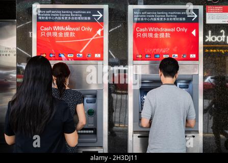 Hong Kong, Chine.06e octobre 2021.Le client est vu retirer de l'argent des distributeurs automatiques bancaires HSBC de la banque multinationale britannique à Hong Kong.(Photo de Budrul Chukrut/SOPA Images/Sipa USA) crédit: SIPA USA/Alay Live News Banque D'Images