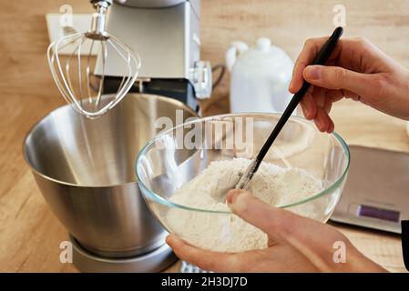 Une femme a mélangé des ingrédients dans un bol de cuisine.Cuisine maison Banque D'Images