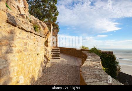 Promenade le long des murs, Mont Saint Michel, Bretagne, France.Le Mont-Saint-Michel est l'un des sites les plus inoubliables d'Europe. Banque D'Images