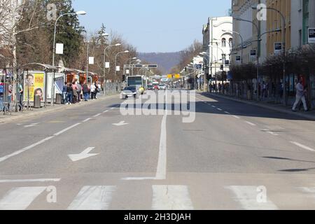 Rue de Banja Luka en Bosnie-Herzégovine au printemps avec gare routière Banque D'Images