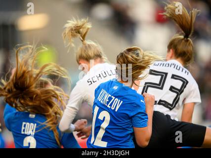 Feature, liaison avec l'en-tête, de droite Tabea WASSMUTH (GER), Irena KUZNETSOV (ISR), Lea SCHUELLER (GER), Opal SOFER (ISR), action,Football Laenderspiel femmes, qualification de coupe du monde, Allemagne (GER) - Israël (ISR), le 26 octobre 2021 à Essen/Allemagne.Â Banque D'Images