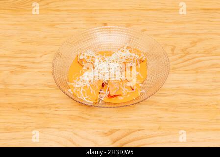 Assiette de poivrons piquillo farcis avec de la morue typique du nord de l'Espagne sur une plaque en verre transparent Banque D'Images