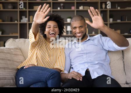 Un jeune couple afro-américain heureux commence une réunion par appel vidéo. Banque D'Images