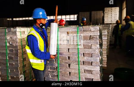 Xi'an, province chinoise du Shaanxi.22 octobre 2021.Un membre du personnel travaille à l'atelier de Fugu Taida Coal Chemical Co., Ltd. Dans le comté de Fugu de Yulin City, dans la province de Shaanxi, dans le nord-ouest de la Chine, le 22 octobre 2021.Credit: Liu Hewei/Xinhua/Alay Live News Banque D'Images