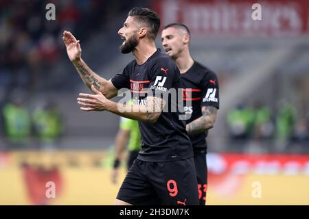 Olivier Giroud de l'AC Milan gestes pendant la série Un match entre l'AC Milan et le Torino FC . Banque D'Images