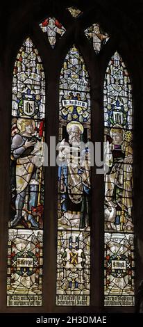 Vitraux de Percy Bacon & Brothers représentant Saints George, Andrew & Hugh, St Andrew's Church, Denton, Lincolnshire Banque D'Images