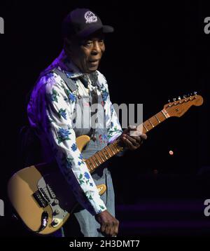 Melbourne, États-Unis.27 octobre 2021.Guitariste et chanteur de blues, Buddy Guy se produit au King Center for the Performing Arts de Melbourne.Crédit : SOPA Images Limited/Alamy Live News Banque D'Images
