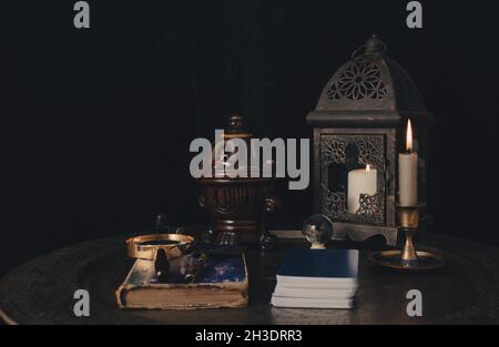 Table préparée pour une lecture de carte de tarot.Nuit mystère et futurologie. Banque D'Images