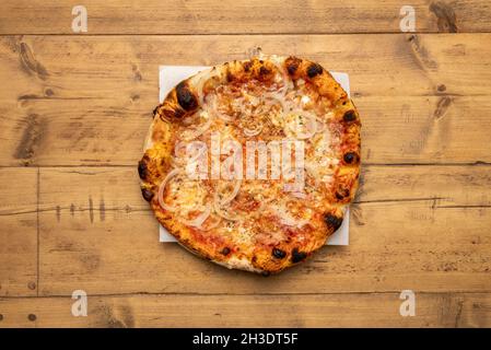 vue de dessus image de pizza au bacon et à l'oignon blanc avec pâte de farine de blé sur une table en bois Banque D'Images