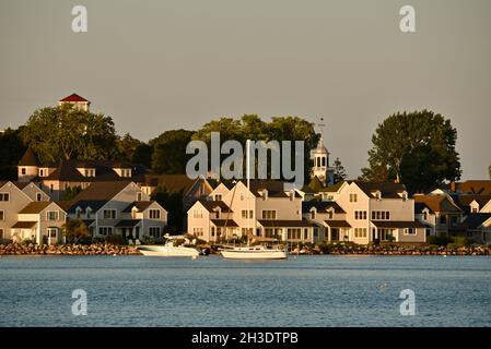 Vue depuis l'eau sur le ferry pour passagers, des bâtiments historiques de l'île peints en blanc, du littoral et du port en bord de mer, de l'île Mackinac, Michigan, États-Unis Banque D'Images