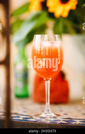 Apéritif Spritz cocktail sur une table avec des tournesols dans un restaurant de pizza français Banque D'Images