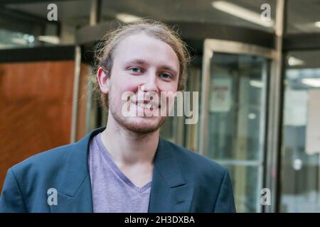 Londres, Angleterre, Royaume-Uni.27 octobre 2021.Highbury Corner Magistrate court, Londres, Royaume-Uni, 27 octobre 2021.Deuxième jour au tribunal pour les protecteurs d'arbres Stefan Wright (28).Malgré la décision de la haute Cour de mars dernier et la chute de toutes les accusations liées à l'occupation des tunnels sous Euston Square plus tôt ce mois-ci, l'équipe juridique HS2 a amendé les accusations d'intrusion aggravée le 22 octobre, et il a été convoqué à la Cour.Il a occupé un treehouse avec Maria Gallastegui (62).Dans son autodéfense, le célèbre pacifiste a mis en évidence l'inconduite et l'incompétence des huissiers de justice.Ils Banque D'Images