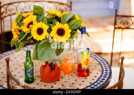 Apéritif Spritz cocktail sur une table avec des tournesols dans un restaurant de pizza français Banque D'Images