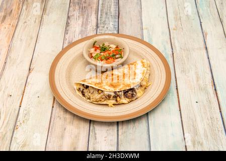 Quesadilla huitlacoche mexicaine aux champignons de maïs et au fromage fort fondu et au pico de gallo Banque D'Images