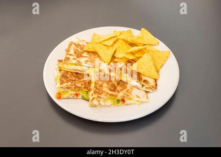 Quesadillas de poulet frit au Mexique avec des légumes, du fromage fondu et des chips de maïs Banque D'Images