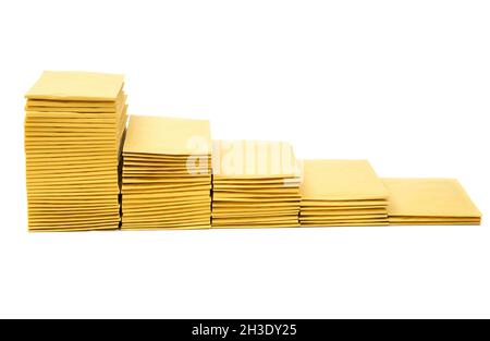 Piles d'enveloppes matelassées disposées dans l'ordre décroissant, isolées sur fond blanc Banque D'Images