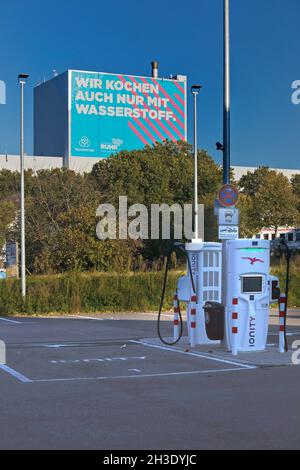 Station de charge et grande affiche « Climate Neutral Steel » à l'usine ThyssenKrupp Steel Europe, Allemagne, Rhénanie-du-Nord-Westphalie, région de la Ruhr, Bochum Banque D'Images