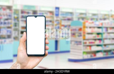 Antécédents de la pharmacie.Blur les compteurs de pharmacie avec des médicaments, des comprimés, des pilules et la main avec smartphone.Photo de haute qualité Banque D'Images