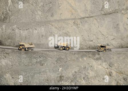 Camions-bennes chargés dans le Fimiston Open Pit, Australie, Australie occidentale, Kalgoorlie Banque D'Images