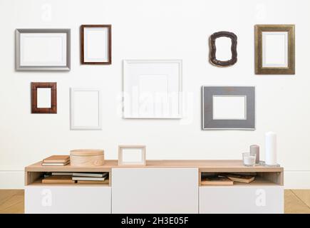 Cadre d'affiche maquette dans le mur intérieur blanc. Cadre blanc pour affiche ou photo sur un mur propre dans la maison ou le bureau. Photo de haute qualité Banque D'Images