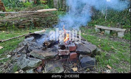 Feu de joie dans un jardin, Allemagne Banque D'Images