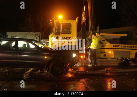 Voiture après accident dans la soirée remorquée, Autriche Banque D'Images