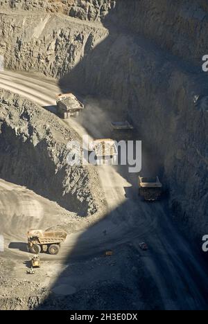 Camions-bennes chargés dans le Fimiston Open Pit, Australie, Australie occidentale, Kalgoorlie Banque D'Images