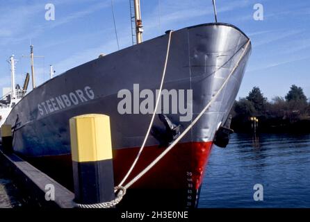 Arc d'un cargo pendant l'appel de port, Allemagne, Basse-Saxe, Oldenburg Banque D'Images