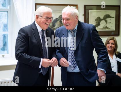 Wicklow, Irlande.28 octobre 2021.Le président allemand Frank-Walter Steinmeier (l) et Bertie Ahern, ancienne taoiseach d'Irlande, rencontrent les parties prenantes du processus de paix en Irlande du Nord au cours d'une discussion sur l'impact du Brexit sur le processus de paix au Centre Glencree pour la paix et la réconciliation.Le président Steinmeier et sa femme sont en visite d'État de trois jours en Irlande.Credit: Bernd von Jutrczenka/dpa/Alamy Live News Banque D'Images