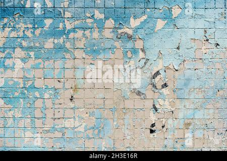 Vieux mur de rue avec peinture ancienne qui s'écaille et texture d'arrière-plan fissurée.Mur avec un effet cannelé de plâtre de couleur.Photo de haute qualité Banque D'Images