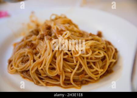 Gros plan d'un « spaghetti bolognaise » traditionnel dans une assiette blanche Banque D'Images