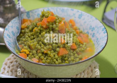 Salade chaude de petits pois et de carottes cuits, servie dans un bol Banque D'Images