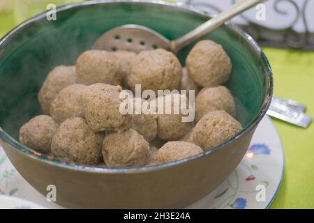 Un bol de boulettes de Matzah, ou boulettes de matzo, boulettes de soupe juive ashkénaze, traditionnellement mangées à la fête juive de la Pâque Banque D'Images