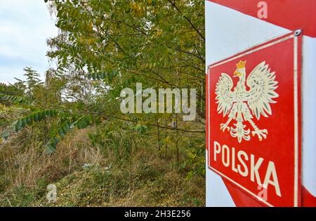 Coschen, Allemagne.27 octobre 2021.Un poste frontalier aux couleurs nationales de la Pologne se trouve sur la rive de la Neisse, entre l'Allemagne et la Pologne.Parfois, des centaines de personnes par jour viennent en Allemagne via la Biélorussie et la Pologne.Comme l'a annoncé lundi la police fédérale, 4246 entrées non autorisées par la nouvelle route ont été enregistrées du 1er au 24 octobre seulement, soit un total de 6557 depuis le début de l'année.Credit: Patrick Pleul/dpa-Zentralbild/dpa/Alay Live News Banque D'Images