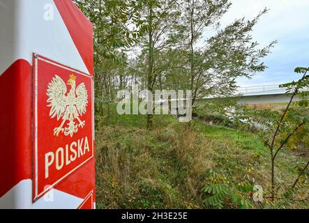 Coschen, Allemagne.27 octobre 2021.Un pilier frontalier aux couleurs nationales de la Pologne se trouve sur la rive de la Neisse, entre l'Allemagne et la Pologne.Credit: Patrick Pleul/dpa-Zentralbild/dpa/Alay Live News Banque D'Images