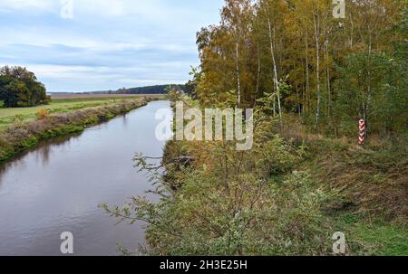 Coschen, Allemagne.27 octobre 2021.Un poste frontalier aux couleurs nationales de la Pologne se trouve sur la rive de la Neisse, entre l'Allemagne et la Pologne.Parfois, des centaines de personnes par jour viennent en Allemagne via la Biélorussie et la Pologne.Comme l'a annoncé lundi la police fédérale, 4246 entrées non autorisées par la nouvelle route ont été enregistrées du 1er au 24 octobre seulement, soit un total de 6557 depuis le début de l'année.Credit: Patrick Pleul/dpa-Zentralbild/dpa/Alay Live News Banque D'Images