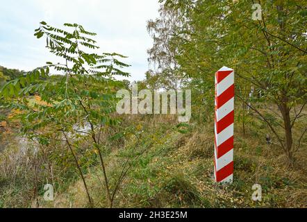 Coschen, Allemagne.27 octobre 2021.Un poste frontalier aux couleurs nationales de la Pologne se trouve sur la rive de la Neisse, entre l'Allemagne et la Pologne.Parfois, des centaines de personnes par jour viennent en Allemagne via la Biélorussie et la Pologne.Comme l'a annoncé lundi la police fédérale, 4246 entrées non autorisées par la nouvelle route ont été enregistrées du 1er au 24 octobre seulement, soit un total de 6557 depuis le début de l'année.Credit: Patrick Pleul/dpa-Zentralbild/dpa/Alay Live News Banque D'Images