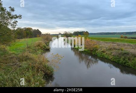 Coschen, Allemagne.27 octobre 2021.La rivière Neiße entre l'Allemagne et la Pologne.Parfois, des centaines de personnes par jour viennent en Allemagne via la Biélorussie et la Pologne.Comme l'a annoncé lundi la police fédérale, 4246 entrées non autorisées par la nouvelle route ont été enregistrées du 1er au 24 octobre seulement, soit un total de 6557 depuis le début de l'année.Credit: Patrick Pleul/dpa-Zentralbild/dpa/Alay Live News Banque D'Images