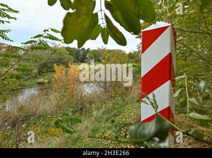 Coschen, Allemagne.27 octobre 2021.Un pilier frontalier aux couleurs nationales de la Pologne se trouve sur la rive de la Neisse, entre l'Allemagne et la Pologne.Credit: Patrick Pleul/dpa-Zentralbild/dpa/Alay Live News Banque D'Images