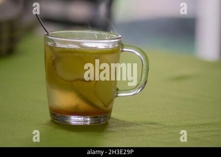 Gros plan sur une tasse de thé au miel, au citron et au gingembre Banque D'Images