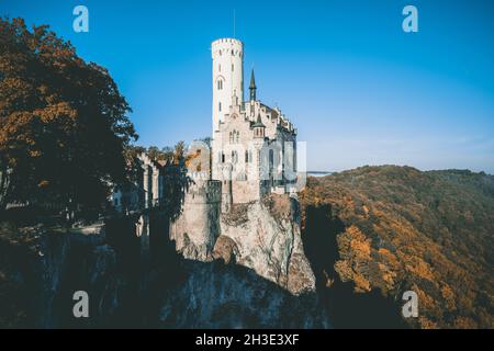 Magnifique paysage du château blanc de Lichtenstein, Allemagne au sommet d'une montagne par une journée ensoleillée Banque D'Images