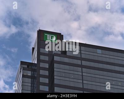 Vue à angle bas du dessus de l'immeuble de bureaux de grande hauteur Tour TD Canada Trust au centre-ville de Calgary avec logo de la compagnie et ciel nuageux. Banque D'Images